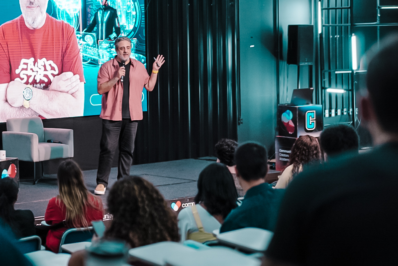 Renato Abdo no palco com plateia